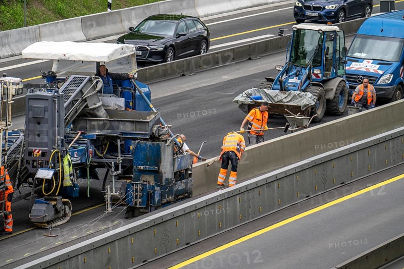Motorway construction site on the A52 in Essen, basic renovation of the two carriageways in both directions, over 8 years, here the construction of concrete crash barriers between the carriageways, using the so-called sliding construction method, around 500 metres of concrete crash barrier, crash barrier is built per day, North Rhine-Westphalia, Essen