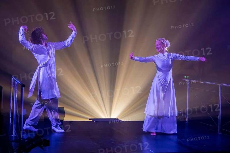 DEU/Saxony/ Dresden After Dimension, Immersion and Transformation, VISION is the fourth stage of this exciting journey through the world of media performance under the dome of steel and glass. Experience an energetic interplay of Indian and flamenco dance and a fusion of cultures and arts. The music, a captivating mix of vocals, classical instruments such as sitar, trumpet and tabla, paired with modern beats and sounds, acts as the driving force of the evening. Immerse yourself in the visual splendour of interactive projections that transform the dome! Flamenco dance: Jose Manuel Reina Gomez Spain, percussion, tabla: Ravi Srinivasan (India/ Malaysia), media art: Jo Siamon Salich (D), language, vocals: Doreen Seidowski-Faust, classical Indian dance: Anne Dietrich, sitar, surbahar, trumpet: Mario Faust, sound design, electronics: Alam Ananda, lighting design | lighting technology: Geohwan Ju, sound technology: Amal Madhu, concept | dramaturgy: Anne Dietrich, Doreen Seidowski-Faust, costu...