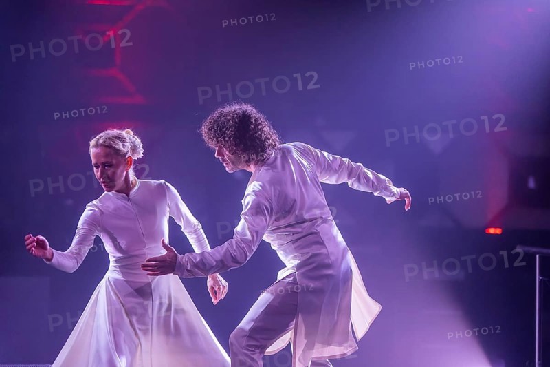 DEU/Saxony/ Dresden After Dimension, Immersion and Transformation, VISION is the fourth stage of this exciting journey through the world of media performance under the dome of steel and glass. Experience an energetic interplay of Indian and flamenco dance and a fusion of cultures and arts. The music, a captivating mix of vocals, classical instruments such as sitar, trumpet and tabla, paired with modern beats and sounds, acts as the driving force of the evening. Immerse yourself in the visual splendour of interactive projections that transform the dome! Flamenco dance: Jose Manuel Reina Gomez Spain, percussion, tabla: Ravi Srinivasan (India/ Malaysia), media art: Jo Siamon Salich (D), language, vocals: Doreen Seidowski-Faust, classical Indian dance: Anne Dietrich, sitar, surbahar, trumpet: Mario Faust, sound design, electronics: Alam Ananda, lighting design | lighting technology: Geohwan Ju, sound technology: Amal Madhu, concept | dramaturgy: Anne Dietrich, Doreen Seidowski-Faust, costu...