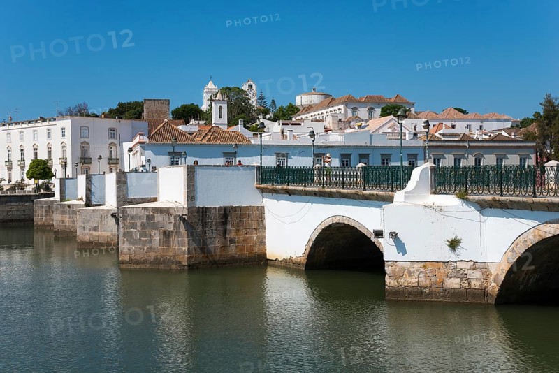 Brick bridge with arches over a river, picturesque cityscape with white buildings, Ponte Romana, Roman bridge, Roman bridge over the river Gilão, Gilao, Tavira, Faro, Algarve, Portugal, Europe