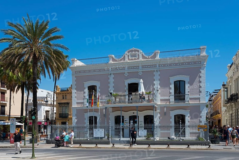 Large historical building with palm trees in front of it, people at a crossroads, Ayuntamentio, town hall, Sanlúcar de Barrameda, Sanlucar, Cádiz, Cadiz, Andalusia, Spain, Europe