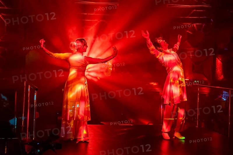 DEU/Saxony/ Dresden After Dimension, Immersion and Transformation, VISION is the fourth stage of this exciting journey through the world of media performance under the dome of steel and glass. Experience an energetic interplay of Indian and flamenco dance and a fusion of cultures and arts. The music, a captivating mix of vocals, classical instruments such as sitar, trumpet and tabla, paired with modern beats and sounds, acts as the driving force of the evening. Immerse yourself in the visual splendour of interactive projections that transform the dome! Flamenco dance: Jose Manuel Reina Gomez Spain, percussion, tabla: Ravi Srinivasan (India/ Malaysia), media art: Jo Siamon Salich (D), language, vocals: Doreen Seidowski-Faust, classical Indian dance: Anne Dietrich, sitar, surbahar, trumpet: Mario Faust, sound design, electronics: Alam Ananda, lighting design | lighting technology: Geohwan Ju, sound technology: Amal Madhu, concept | dramaturgy: Anne Dietrich, Doreen Seidowski-Faust, costu...
