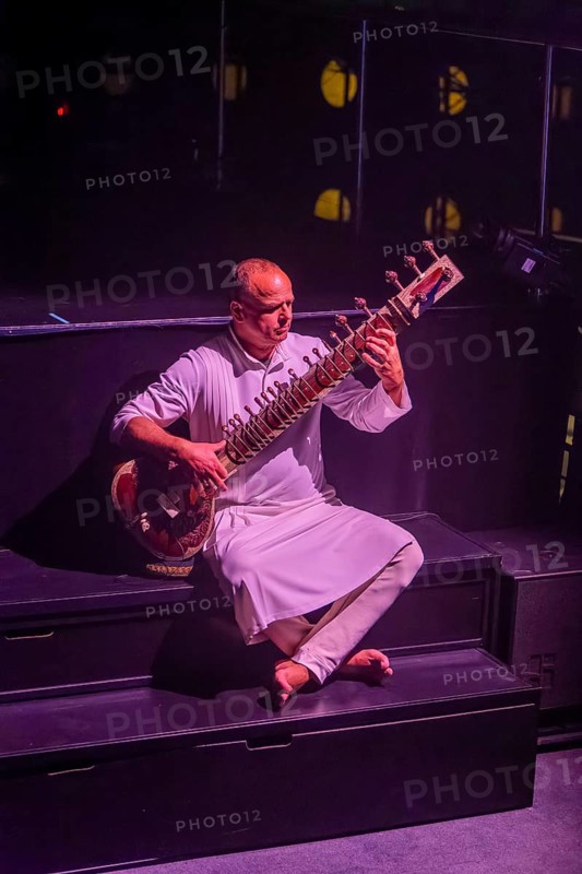 DEU/Saxony/ Dresden After Dimension, Immersion and Transformation, VISION is the fourth stage of this exciting journey through the world of media performance under the dome of steel and glass. Experience an energetic interplay of Indian and flamenco dance and a fusion of cultures and arts. The music, a captivating mix of vocals, classical instruments such as sitar, trumpet and tabla, paired with modern beats and sounds, acts as the driving force of the evening. Immerse yourself in the visual splendour of interactive projections that transform the dome! Flamenco dance: Jose Manuel Reina Gomez Spain, percussion, tabla: Ravi Srinivasan (India/ Malaysia), media art: Jo Siamon Salich (D), language, vocals: Doreen Seidowski-Faust, classical Indian dance: Anne Dietrich, sitar, surbahar, trumpet: Mario Faust, sound design, electronics: Alam Ananda, lighting design | lighting technology: Geohwan Ju, sound technology: Amal Madhu, concept | dramaturgy: Anne Dietrich, Doreen Seidowski-Faust, costu...