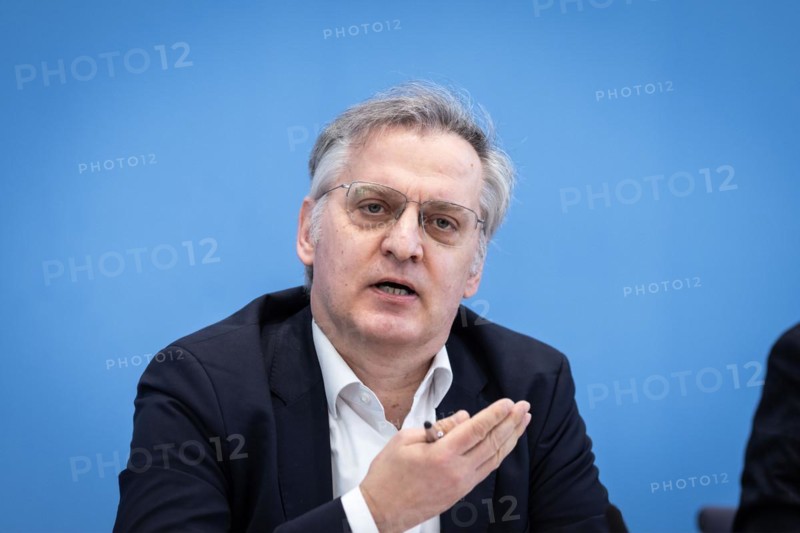 Prof. Dr Torsten Schmidt, RWI 'Äì Leibniz Institute for Economic Research, Essen, at a federal press conference on the joint diagnosis of the economic research institutes in Berlin, 27 March 2024