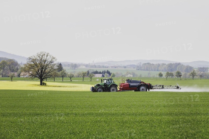 A tractor with a trailed field sprayer drives in a field in Vierkirchen, 12/04/2024