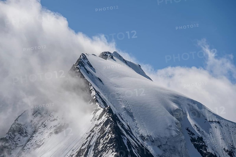 Glaciated mountain peak Großer Möseler, glacier Furtschaglkees, Berliner Höhenweg, Zillertal Alps, Tyrol, Austria, Europe