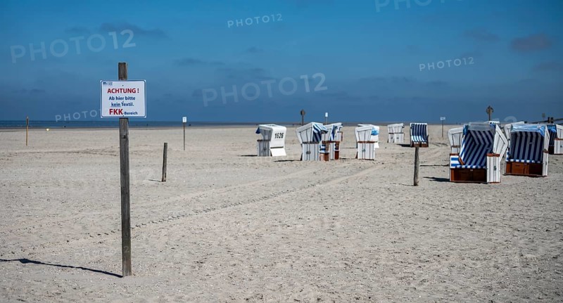 Beach chairs and signs on the sandy beach of the North Sea, Sankt Peter-Ording, Schleswig-Holstein, Germany, Europe