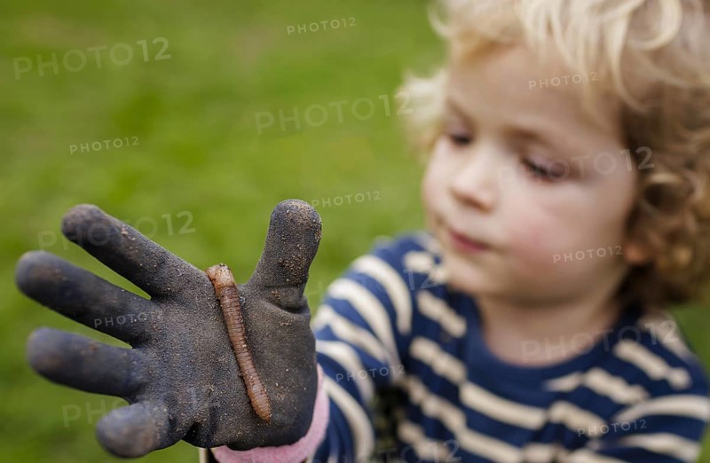 Toddler with an earthworm, Bonn, 31/03/2024