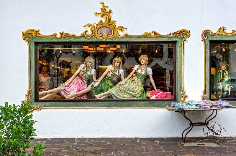 Shop window of fashion shop for traditional costumes, female mannequins, woman in dirndl, Wallgau, Werdenfelser Land, Upper Bavaria, Bavaria, Germany, Europe