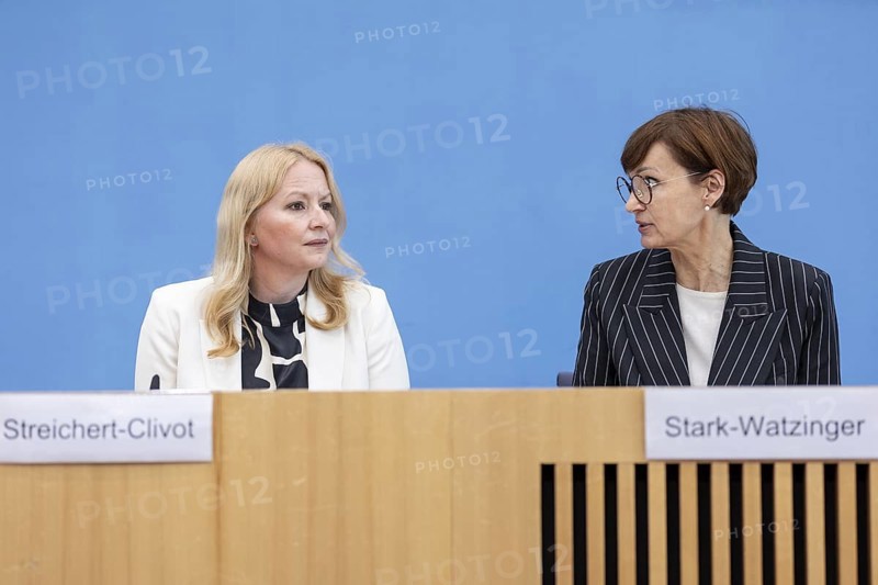 Bettina Stark-Watzinger (FDP), Federal Minister of Education and Research, and Christine Streichert-Clivot (SPD), Minister of Education and Culture of the Saarland and President of the Standing Conference of the Ministers of Education and Cultural Affairs, at a press conference on the signing of the Startchancen programme, at the Haus der Bundespressekonferenz in Berlin, 04.06.2024