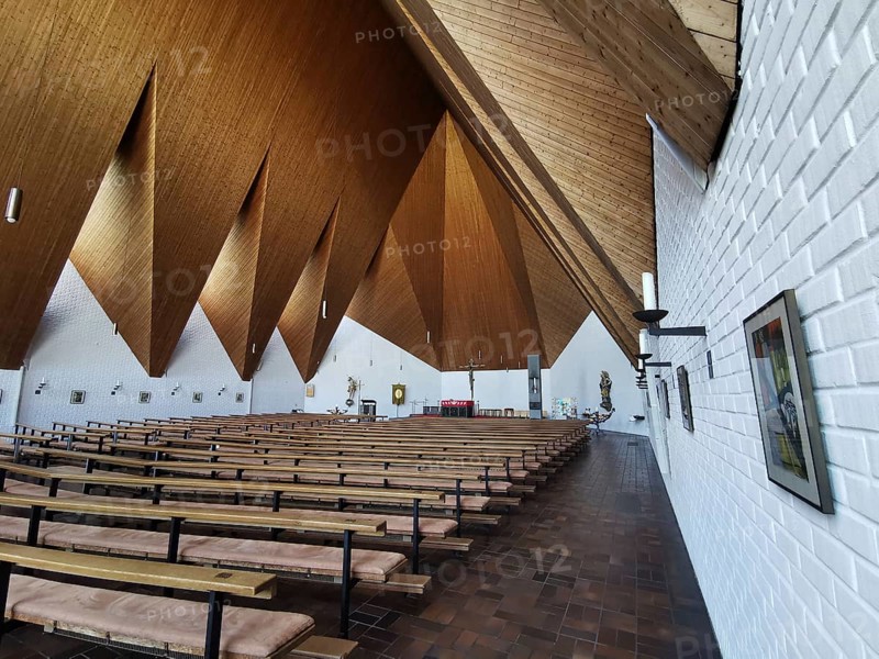 Interior, Catholic parish church Hl. Geist, architect Siegfried Östreicher, Bad Füssing, district of Passau, Lower Bavaria, Bavaria, Germany, Europe