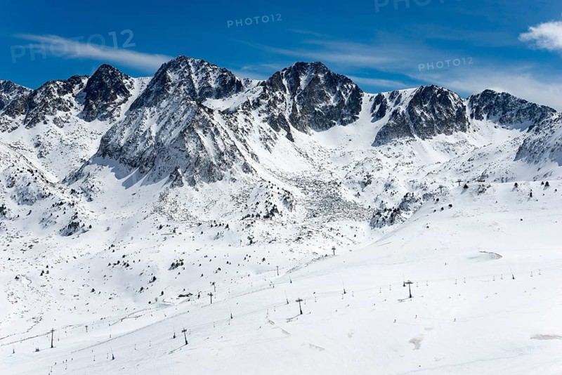 Verschneite Berge mit Skiliften unter klarem, blauem Himmel, Skigebiet, Landschaft bei El Pas de la Casa, Pyrénées-Orientales, Encamp, Fürstentum Andorra, Pyrenäen