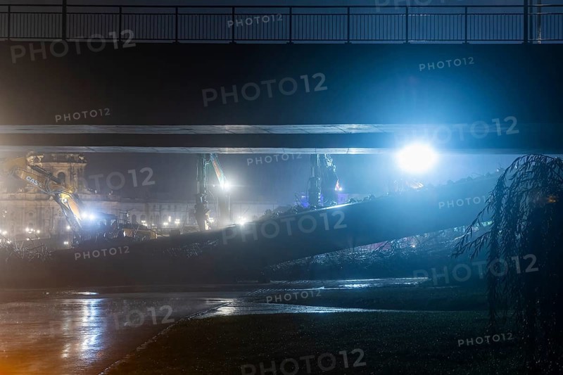 Due to an as yet unknown cause, a section of the Carola Bridge collapsed in the early hours of the morning. Over a length of around 100 metres, the section on which the trams normally run has collapsed into the Elbe. Partial demolition has begun and around 10 excavators are tearing down the collapsed bridge section to make room for the imminent flooding of the Elbe., Partial collapse of the Carola Bridge in Dresden, Dresden, Saxony, Germany, Europe