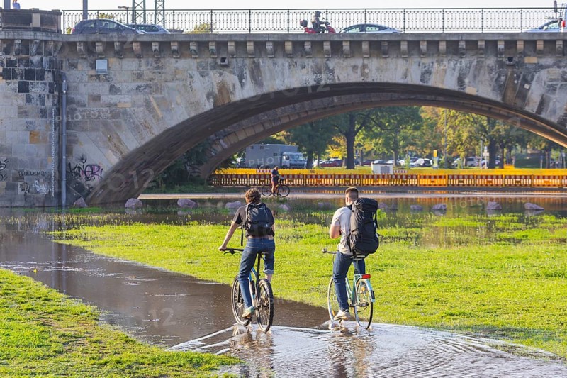 A weather-determining low-pressure system is moving from northern Italy on a so-called Vb track via Austria and the Czech Republic to Poland, bringing very humid air with it. This will also lead to flooding in the Elbe in Saxony. On 18.9.24, the level of the Elbe in Dresden is 6.06 metres. Cyclists on the Elbe cycle path, which is closed due to flooding, Elbe floods in Dresden, Dresden, Saxony, Germany, Europe