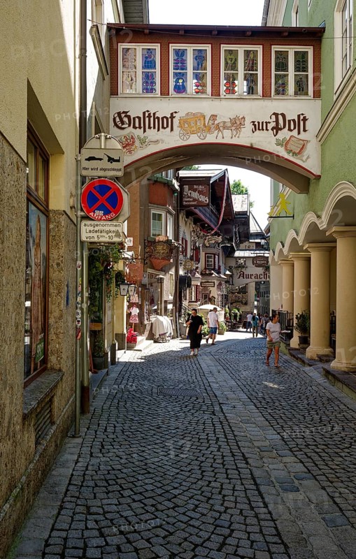 Alley in the old town centre of Kufstein with the Gasthof Zur Post, Kufstein, Tyrol, Austria, Europe