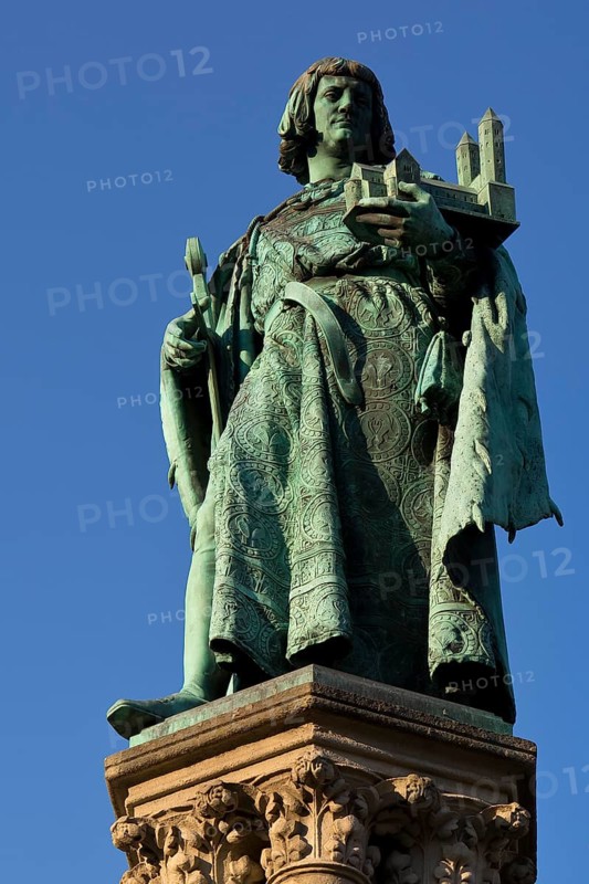 Henry's Fountain with bronze statue honouring Henry the Lion, Brunswick, Lower Saxony, Germany, Europe