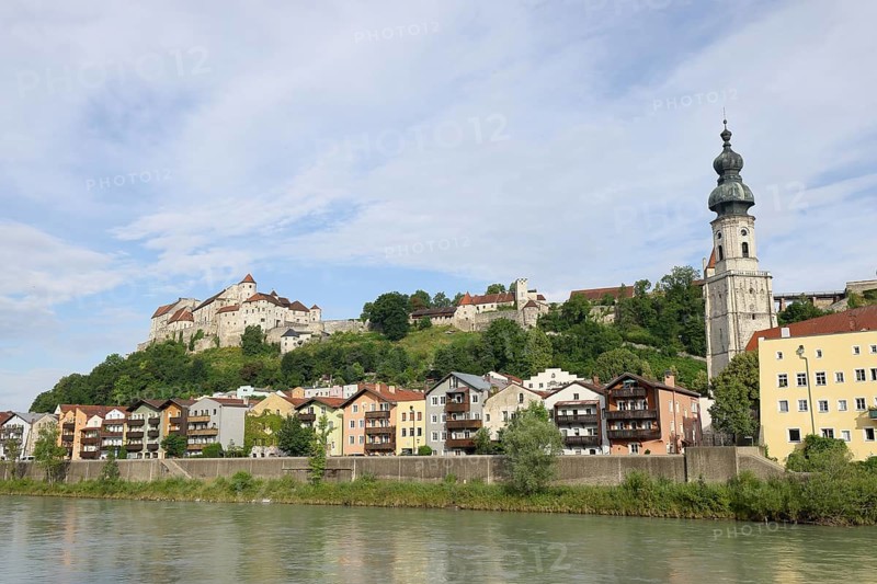 Burghausen, Panorama of the old town with river Salzach and castle, Burghausen, district of Altötting, Upper Bavaria, Germany, Europe