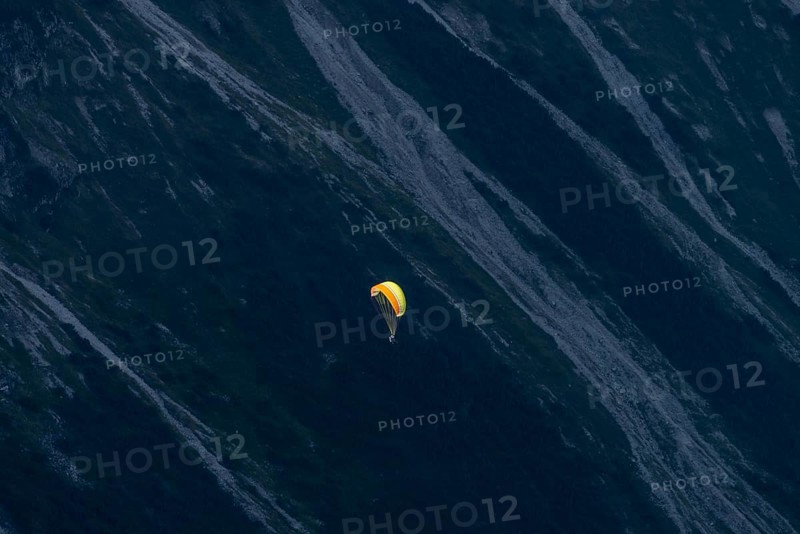 Paragliding, tandem flight, at the Nebelhorn, 2224m, Allgäu Alps, Allgäu, Bavaria, Germany, Europe