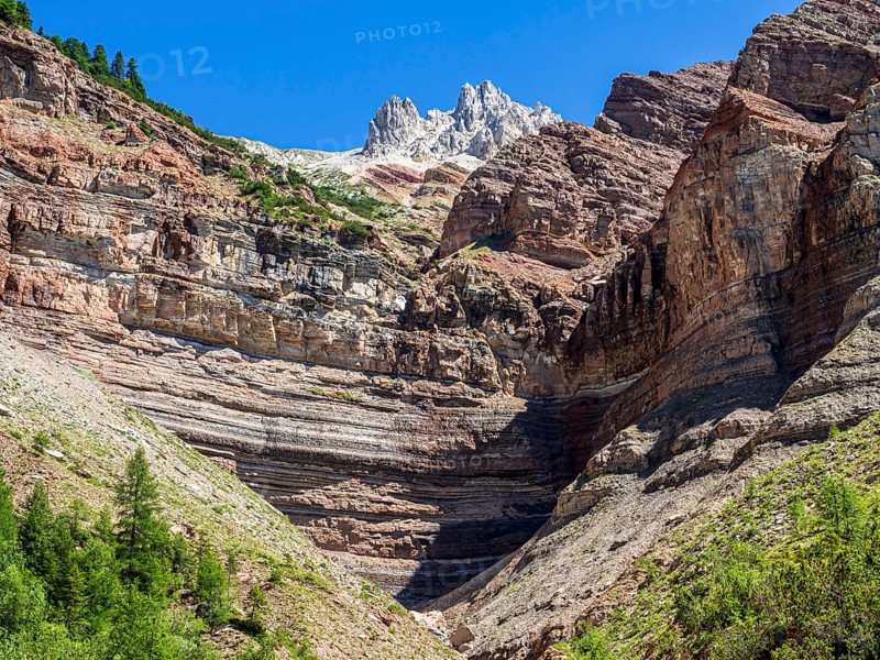 GEOPARC Bletterbach canyon, layers of sediments, stratum, mount Weisshorn in the back, Aldein, south Tyrolia, Italy, Europe