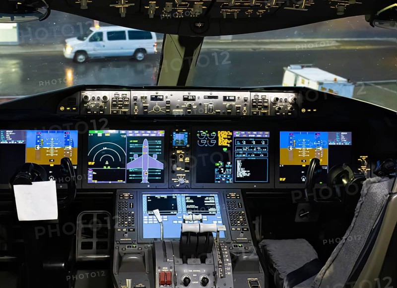 Flight control panel and flight management system in civil airplane cockpit