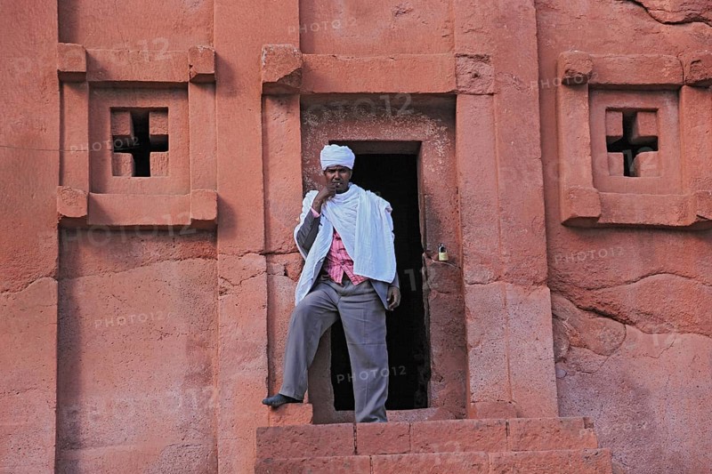 Lalibela, eastern group of rock-hewn churches, pilgrims at the entrance to the Bete Abba Lebanon, Abba Lebanon Church, House of Father Lebanon, Ethiopia, Africa