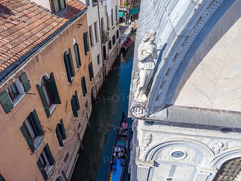 Marmor verkleidete Kirche Santa Maria dei Miracoli, im Sestiere Cannaregio, Drohnenaufnahme, Venedig, Veneto, Italien