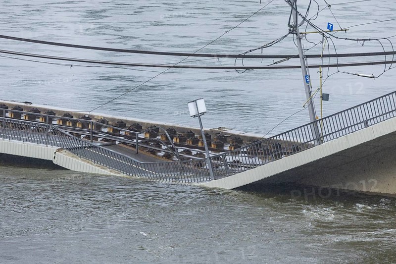 In the early hours of the morning, a section of the Carola Bridge collapsed for unknown reasons. Over a length of around 100 metres, the section on which the trams normally run has collapsed into the Elbe. Partial demolition has begun, with around 10 excavators tearing down the collapsed section of the bridge to make room for the impending Elbe flood. The bridge sections are slowly sinking into the flood waters of the Elbe, Partial collapse of the Carola Bridge in Dresden, Dresden, Saxony, Germany, Europe