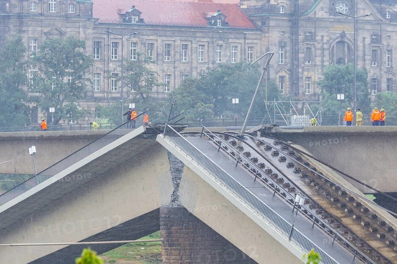 In the early hours of the morning, a section of the Carola Bridge collapsed for unknown reasons. Over a length of around 100 metres, the section on which the trams normally run has collapsed into the Elbe. Partial demolition has begun and around 10 excavators are tearing down the collapsed bridge section to make room for the imminent flooding of the Elbe., Partial collapse of the Carola Bridge in Dresden, Dresden, Saxony, Germany, Europe