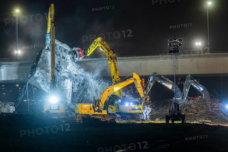 Due to an as yet unknown cause, a section of the Carola Bridge collapsed in the early hours of the morning. Over a length of around 100 metres, the section on which the trams normally run has collapsed into the Elbe. Partial demolition has begun and around 10 excavators are tearing down the collapsed bridge section to make room for the imminent flooding of the Elbe., Partial collapse of the Carola Bridge in Dresden, Dresden, Saxony, Germany, Europe