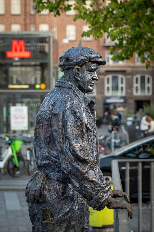 B&W Worker, sculpture by Jens Galschiøt, Børnehusbroen, Christianshavn Metrostation, Christianshavns Kanal, Copenhagen, Denmark, Europe