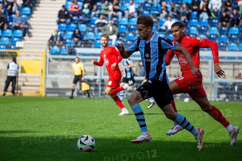 Football 3rd division, season 2024/25, matchday 8: Waldhof Mannheim vs Rot-Weiß Essen. On the ball: Nicklas Shipnoski (7, Mannheim)