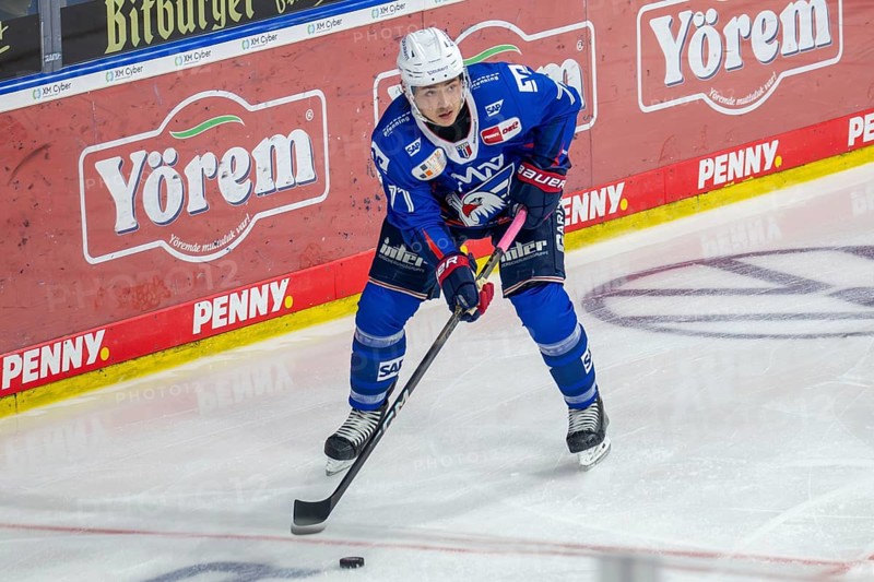 02.10.2024, DEL, German Ice Hockey League season 2024/25, Matchday 6: Adler Mannheim against Nuremberg Ice Tigers. Picture: Daniel Fischbuch (71, Mannheim)