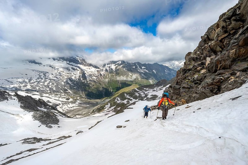 Two mountaineers on a hiking trail in the snow, mountain landscape with summit Hoher Weißzint and Hochsteller with glacier Schlegeiskees, ascent to Schönbichler Horn, Berliner Höhenweg, Zillertal Alps, Tyrol, Austria, Europe
