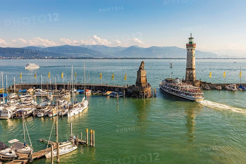 Harbour with boats, Bavarian Lion, lighthouse and an excursion boat, Lindau Island, Lindau, Lake Constance, Bavaria, Germany, Europe