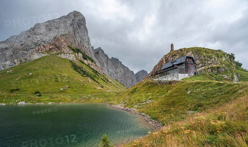 Wolayersee and Alpine Club hut Wolayerseehütte, rocky cloudy mountains, Carnic Alps, Carnic High Trail, Carinthia, Austria, Europe
