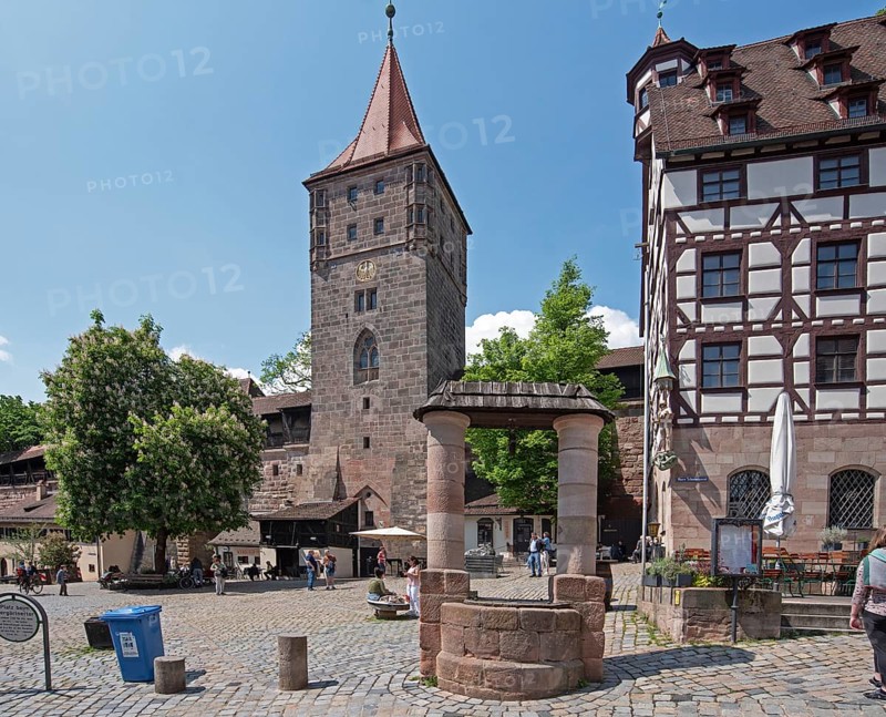 Tiergärtnertorplatz with Tiergärtnertor tower, medieval draw well and Pilatushaus, Nuremberg, Middle Franconia, Bavaria, Germany, Europe