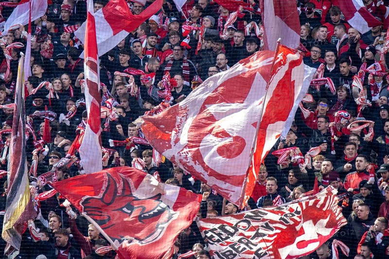 Kaiserslautern, 20/04/2024: Fans in the West Curve of the Fritz Walter Stadium. 42, 168 spectators watched the match against SV Wehen Wiesbaden. The average attendance this season is currently over 43, 000