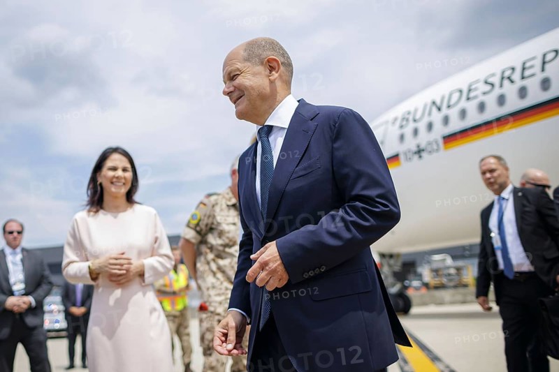 Annalena Bärbock (Alliance 90/The Greens), Federal Foreign Minister, and Olaf Scholz (SPD), Federal Chancellor, pictured on their arrival at Dulles International Airport. Scholz and Bärbock are travelling together to the NATO summit in Washington. Washington, 09.07.2024