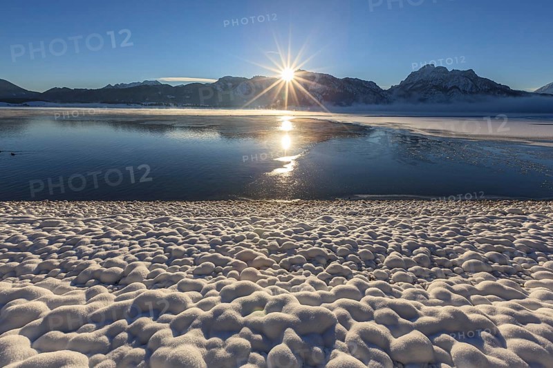 Sunrise at a lake in front of mountains, snow, winter, Forggensee, Königswinkel, view of Tegelberg and Säuling, Alpine foothills, Upper Bavaria, Bavaria, Germany, Europe