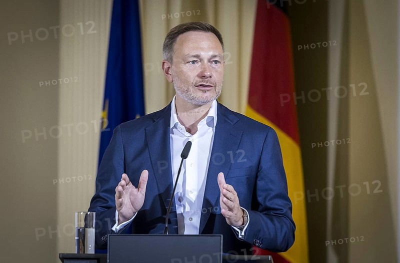 Handover of the reports of the expert commissions 'Citizens' Income Tax' and 'Simplified Corporate Tax' at the specialist event 'Simplified and Citizens' Tax, the expert commissions present their findings' at the Federal Ministry of Finance with Christian Lindner (FDP), Federal Minister of Finance, among others. 'Photographed on behalf of the Federal Ministry of Finance'