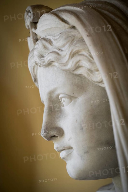 Ingeborg with the falcon, detail, classical round sculpture of a female figure on a round plinth, marble, Städtisches Lapidarium, City of Stuttgart, Baden-Württemberg, Germany, Europe