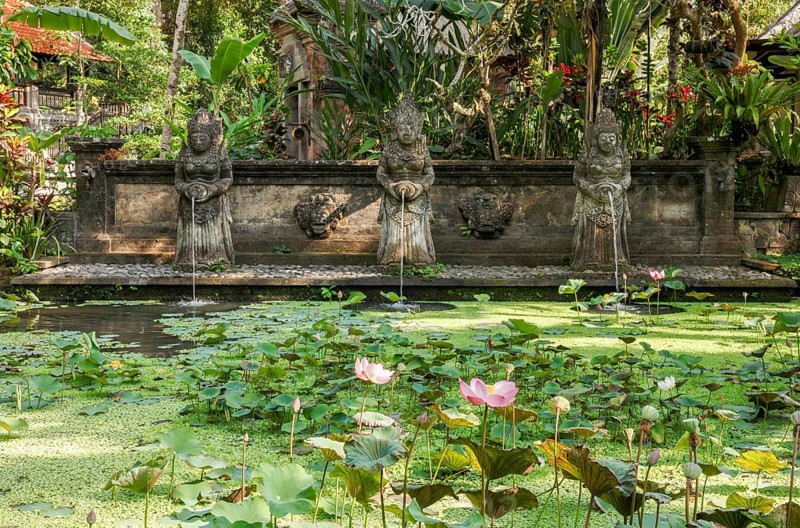 Lotusteich und balinesische Figuren als Wasserspeier, Ubud, Bali, Indonesia, Asia