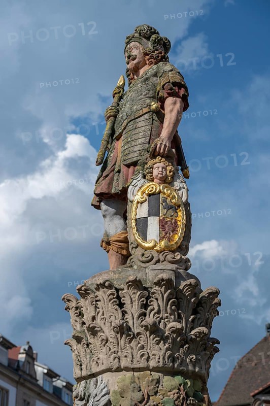Figure of a medieval town servant on the Zinsfeld fountain, Holzmarkt, Kulmbach, Upper Franconia, Bavaria, Germany, Europe