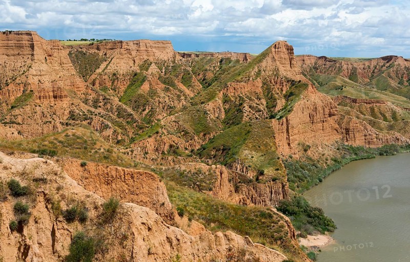 Ein beeindruckender Canyon, der sich entlang eines Flusses erstreckt, mit einer Mischung aus braunen Felsen und grüner Vegetation, Barrancas de Burujón, Burujon, río Tajo, Fluss Tajo, embalse de Castrejón, Stausee de Castrejon, Toledo, Kastilien-La Mancha, Spanien
