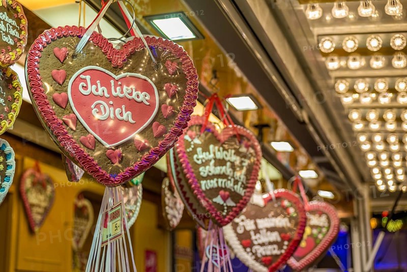 Heart-shaped gingerbread with lettering on an illuminated market stall at a festival, Cannstatter Volksfest, Wasen, Bad Cannstatt, Stuttgart, Baden-Württemberg, Germany, Europe