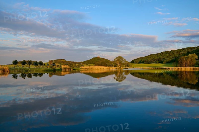 Lake with reflection in spring with castle at sunset, Veste Wachsenburg, Amt Wachsenburg, Drei Gleichen, Ilm-Kreis, Thuringia, Germany, Europe