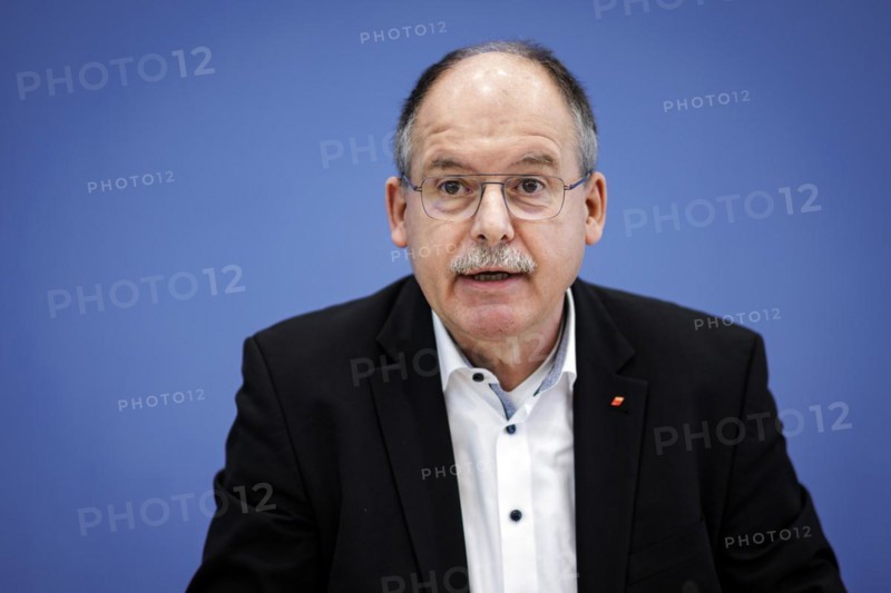 Stefan Koerzell, member of the Executive Committee of the German Trade Union Confederation (DGB), spoke at a press conference on the topic of Averting cuts, securing future investments: In favour of a change of course in financial and budgetary policy at the Federal Press Conference. Berlin, 11.04.2024