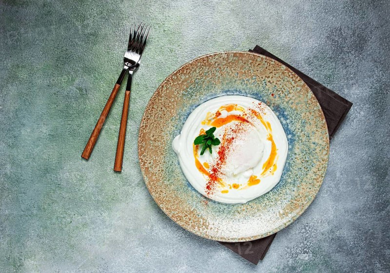 ?ilbir, traditional Turkish breakfast, Turkish eggs with yogurt and butter, homemade, no people