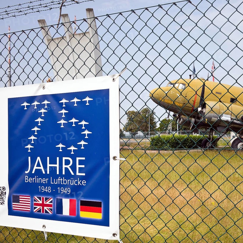 Douglas DC-3 C-47 aeroplane, The Berlin train at the Airlift Memorial with 75 years of remembrance, Frankfurt Main Airport, Hesse, Germany, Europe
