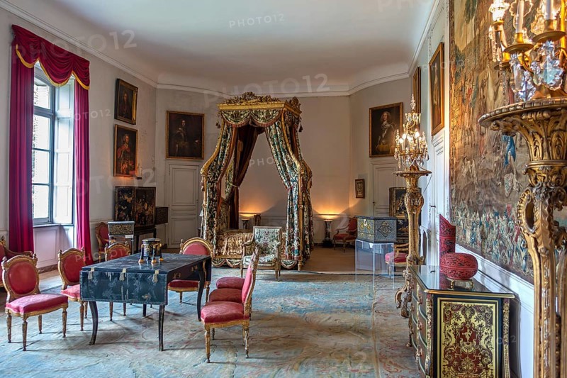 Louis XVI canopy bed, lit à la polonaise in the Amblise Room at Château de Bel?il, Baroque castle in Beloeil, province of Hainaut, Wallonia, Belgium, Europe